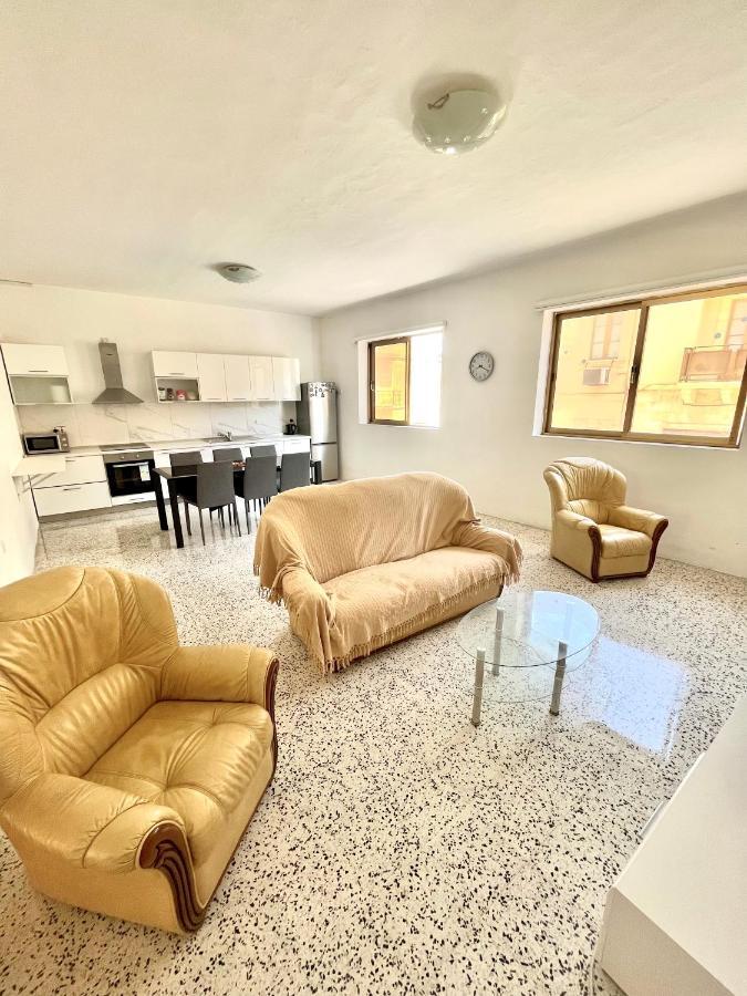 Camag Apartment - Very Close To Airport Birżebbuġa Exteriör bild