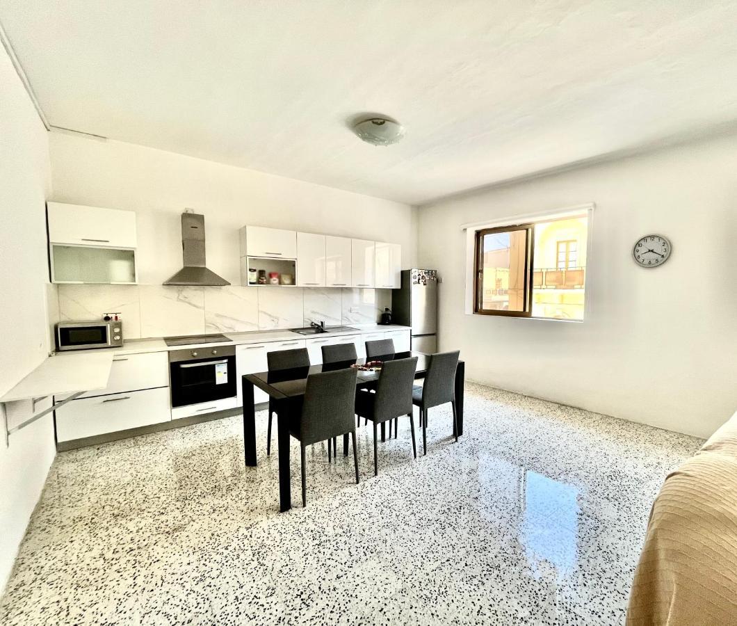 Camag Apartment - Very Close To Airport Birżebbuġa Exteriör bild