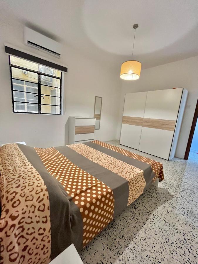Camag Apartment - Very Close To Airport Birżebbuġa Exteriör bild